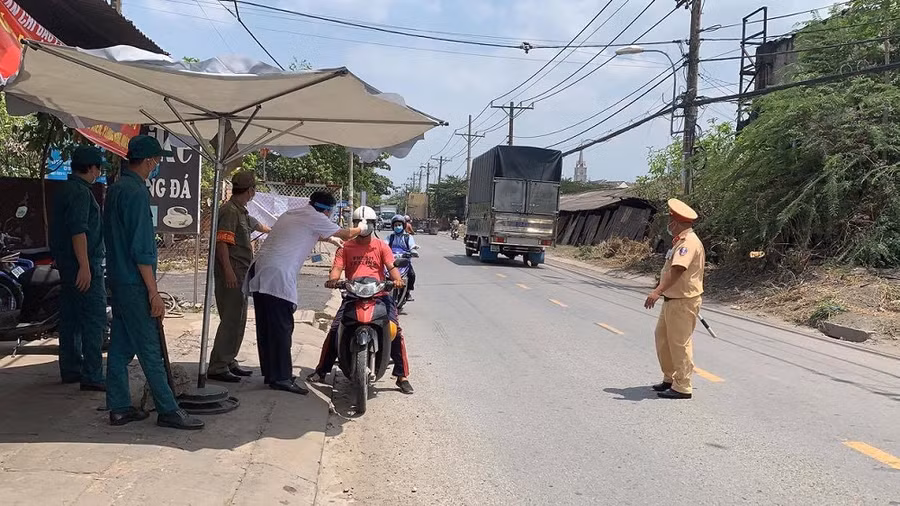 Người dân TP.HCM chủ động phòng dịch Covid-19 khi được nới lỏng giãn cách xã hội ảnh 6