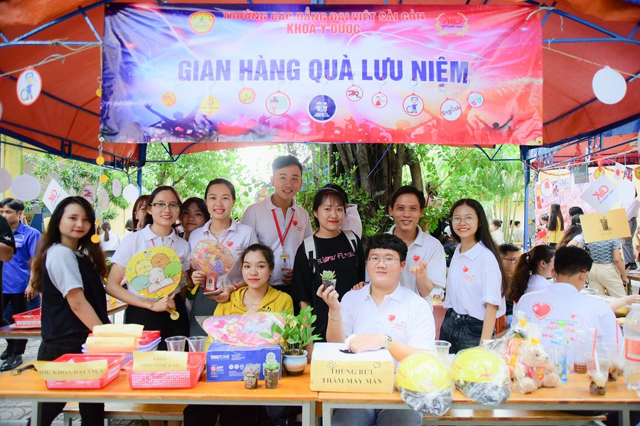 Trường CĐ Đại Việt Sài Gòn: Nhiều hoạt động ý nghĩa nhân ngày Thương binh liệt sĩ ảnh 2