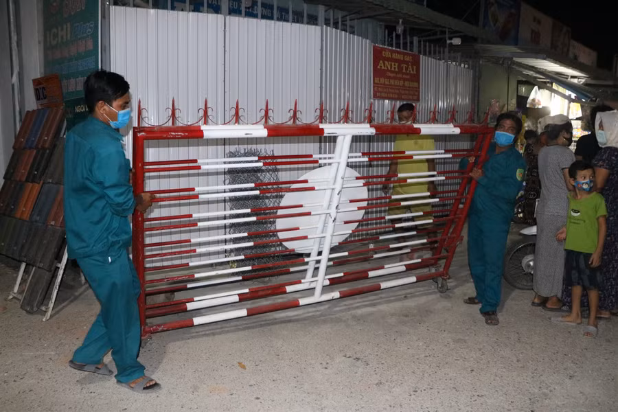 Người dân thôn Văn Lâm 3 vui mừng khi rào chắn cách ly được dỡ bỏ ảnh 10