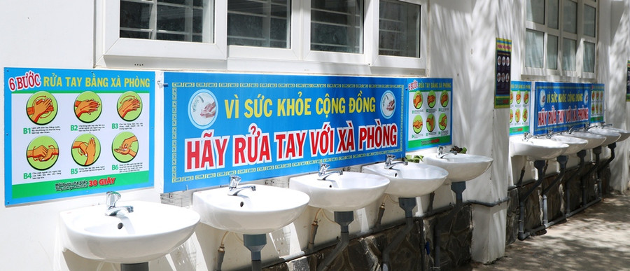 Ninh Thuận: Thầy cô dọn dẹp, khử khuẩn trường lớp để chuẩn bị đón học trò trở lại ảnh 8