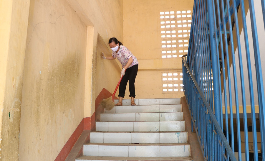 Ninh Thuận: Thầy cô dọn dẹp, khử khuẩn trường lớp để chuẩn bị đón học trò trở lại ảnh 4