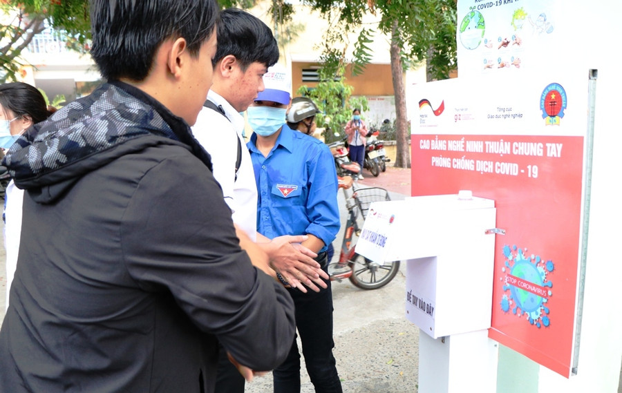 Ninh Thuận: Tặng máy rửa tay tự động cho các điểm thi ảnh 1