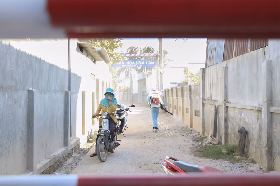 Cận cảnh trước giờ dỡ bỏ cách ly thôn Văn Lâm 3 (Ninh Thuận) ảnh 3