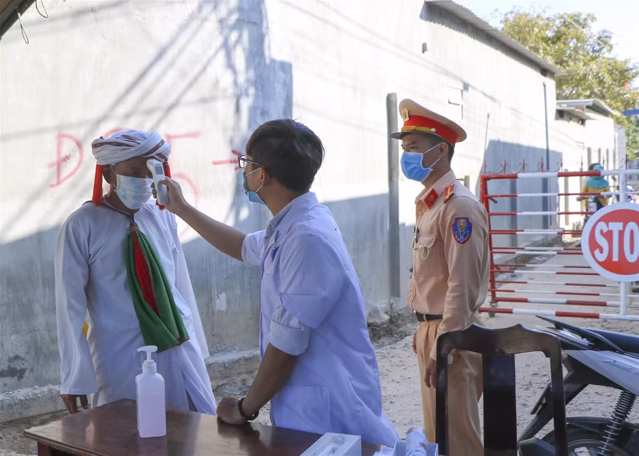 Cận cảnh trước giờ dỡ bỏ cách ly thôn Văn Lâm 3 (Ninh Thuận) ảnh 5