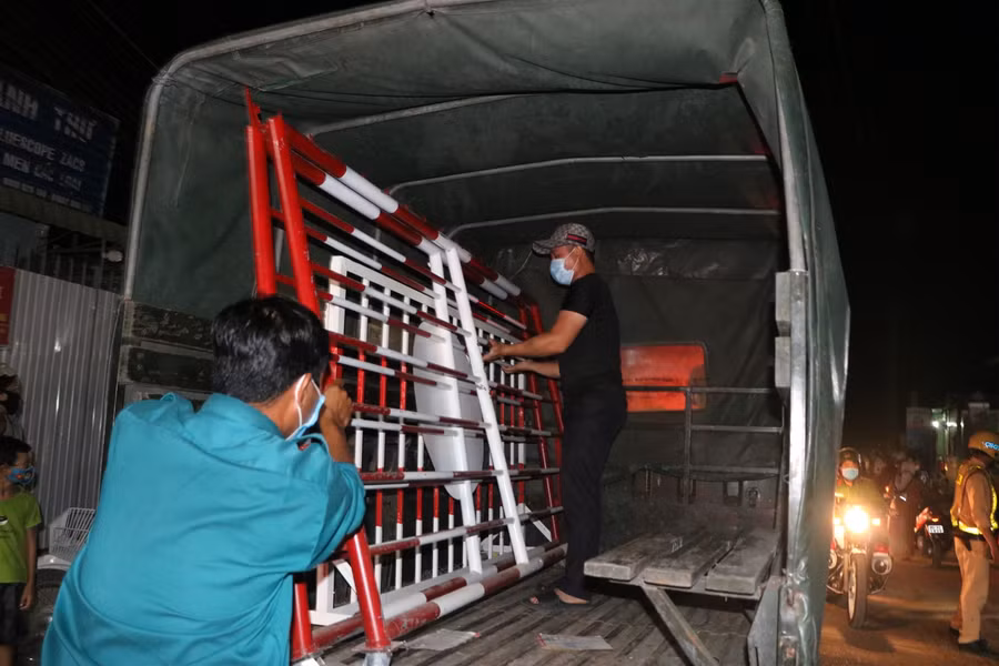 Người dân thôn Văn Lâm 3 vui mừng khi rào chắn cách ly được dỡ bỏ ảnh 8