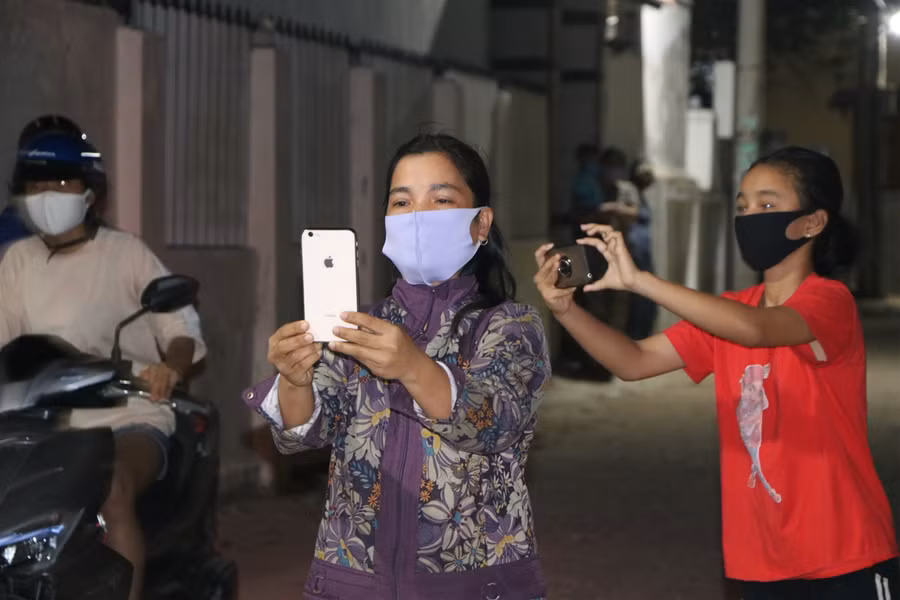 Người dân thôn Văn Lâm 3 vui mừng khi rào chắn cách ly được dỡ bỏ ảnh 4