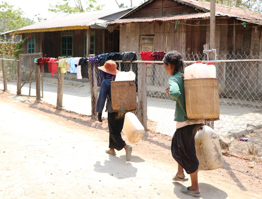 Ninh Thuận trong cơn hạn nặng, người dân vùng cao ra suối “cõng” nước ảnh 6