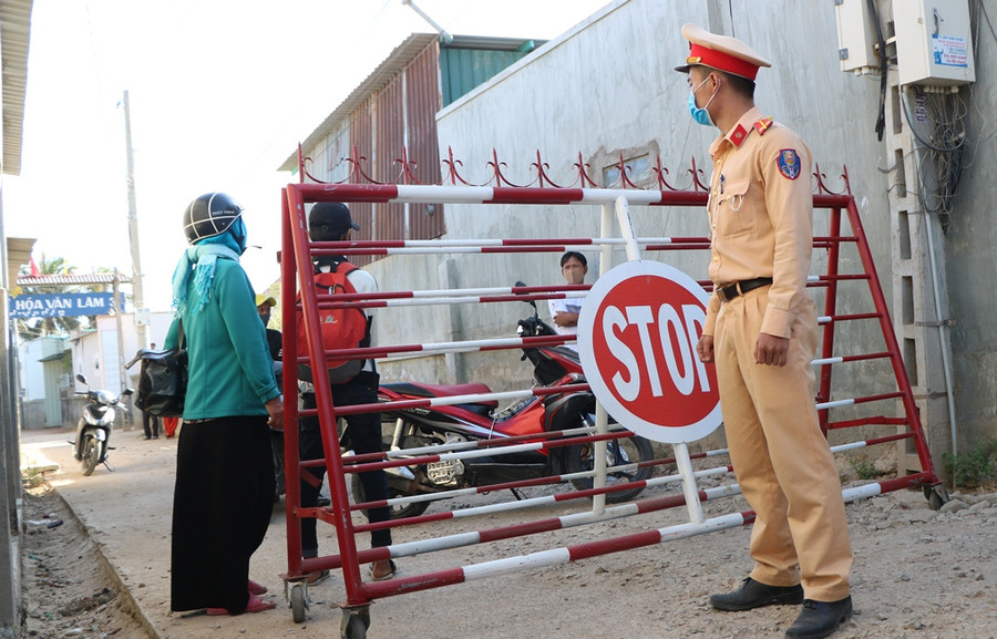 Cận cảnh trước giờ dỡ bỏ cách ly thôn Văn Lâm 3 (Ninh Thuận) ảnh 6