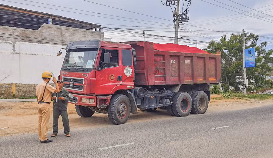 Ninh Thuận: Hàng loạt xe ben chở quá tải trọng trên 50% bị tạm giữ ảnh 1
