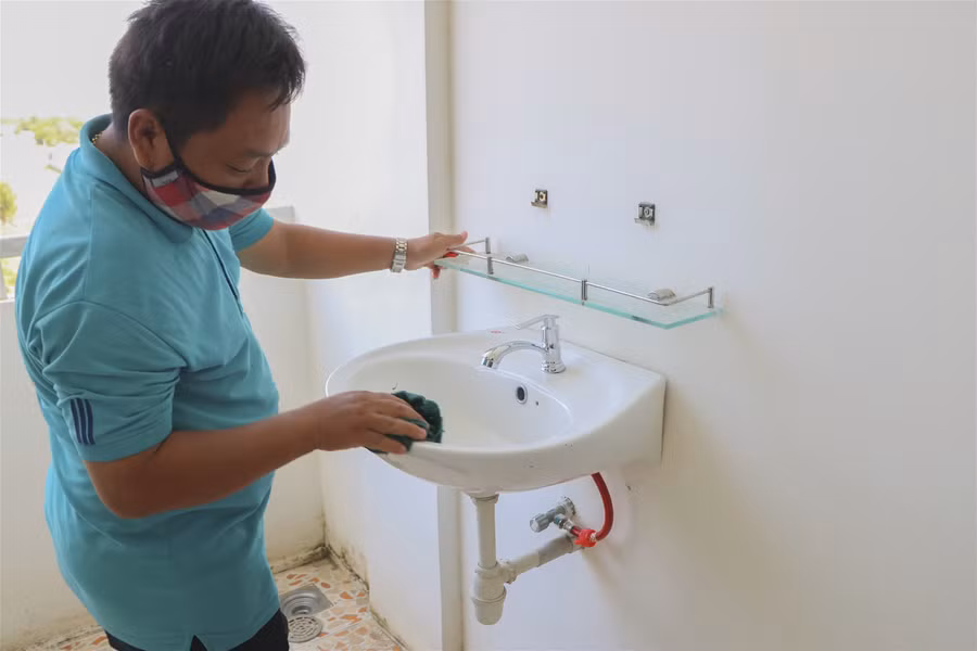 Ninh Thuận: Thầy, cô giáo hối hả dọn ký túc xá làm khu cách ly tập trung ảnh 5