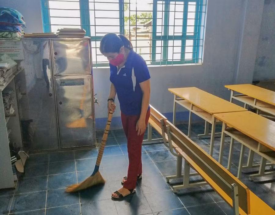 Ninh Thuận: Thầy cô dọn dẹp, khử khuẩn trường lớp để chuẩn bị đón học trò trở lại ảnh 10