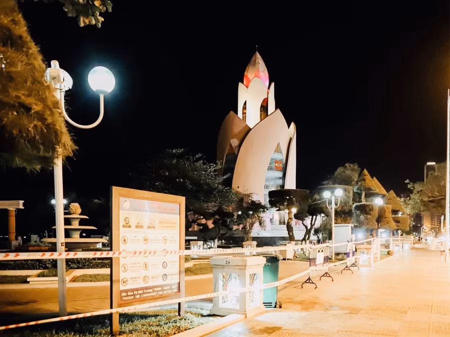 Nha Trang: Tạm ngừng tắm biển 15 ngày