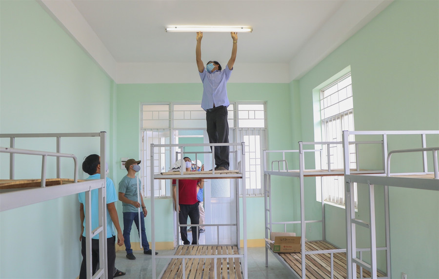 Ninh Thuận: Thầy, cô giáo hối hả dọn ký túc xá làm khu cách ly tập trung ảnh 1 Ninh Thuận: Thầy, cô giáo hối hả dọn ký túc xá làm khu cách ly tập trung ảnh 1