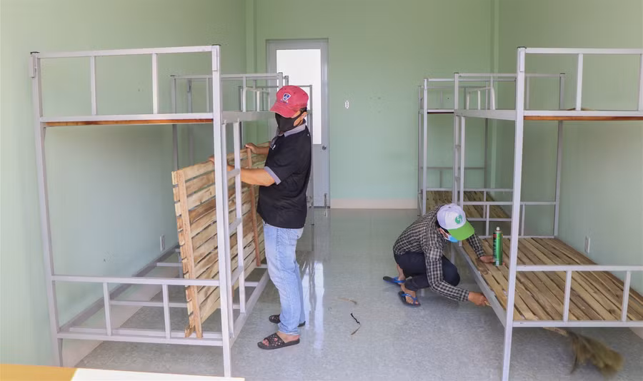 Ninh Thuận: Thầy, cô giáo hối hả dọn ký túc xá làm khu cách ly tập trung ảnh 3