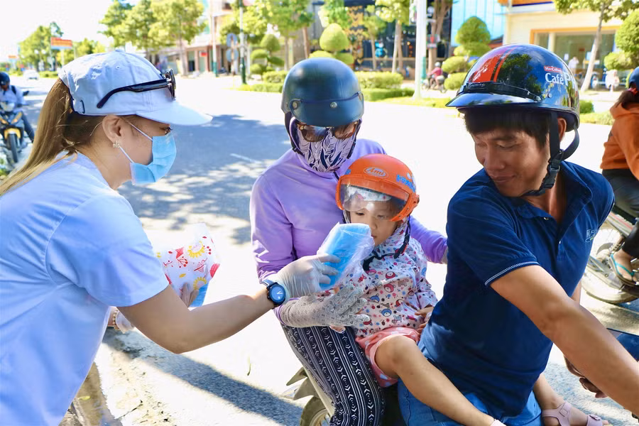 Ninh Thuận: Phát hàng ngàn khẩu trang y tế miễn phí cho người dân