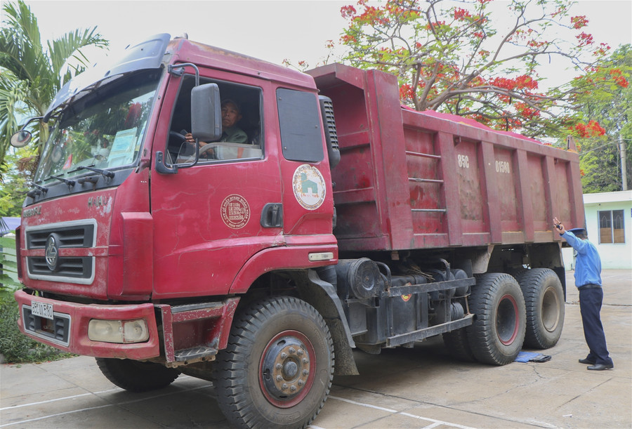 Ninh Thuận: Hàng loạt xe ben chở quá tải trọng trên 50% bị tạm giữ ảnh 2 Ninh Thuận: Hàng loạt xe ben chở quá tải trọng trên 50% bị tạm giữ ảnh 2
