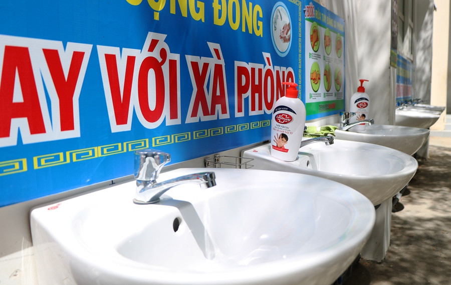 Ninh Thuận: Thầy cô dọn dẹp, khử khuẩn trường lớp để chuẩn bị đón học trò trở lại ảnh 9