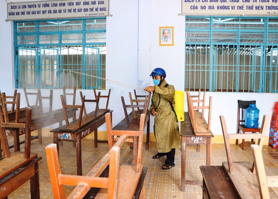 Ninh Thuận: Thầy cô dọn dẹp, khử khuẩn trường lớp để chuẩn bị đón học trò trở lại