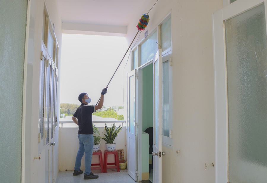 Ninh Thuận: Thầy, cô giáo hối hả dọn ký túc xá làm khu cách ly tập trung ảnh 4 Ninh Thuận: Thầy, cô giáo hối hả dọn ký túc xá làm khu cách ly tập trung ảnh 4