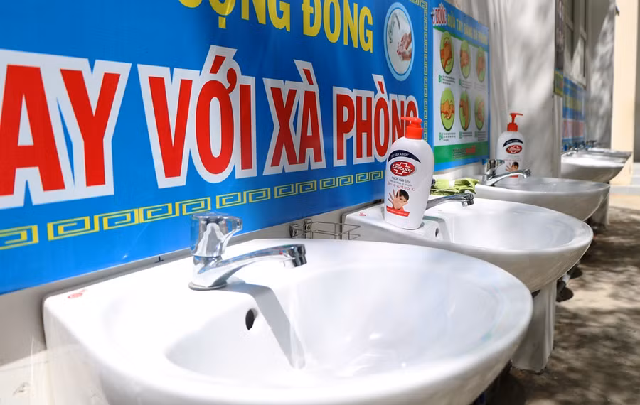 Ninh Thuận: Thầy cô dọn dẹp, khử khuẩn trường lớp để chuẩn bị đón học trò trở lại ảnh 9