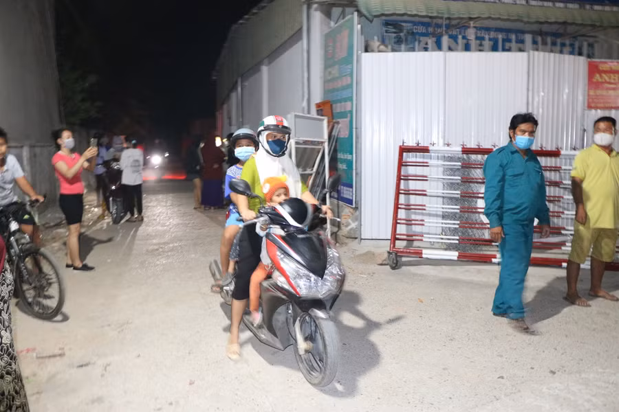 Người dân thôn Văn Lâm 3 vui mừng khi rào chắn cách ly được dỡ bỏ ảnh 7