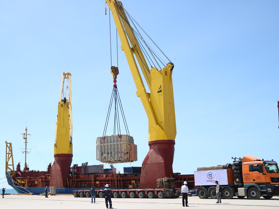 Ninh Thuận: Tiếp nhận hai siêu biến áp là “trái tim” của dự án điện mặt trời ảnh 1