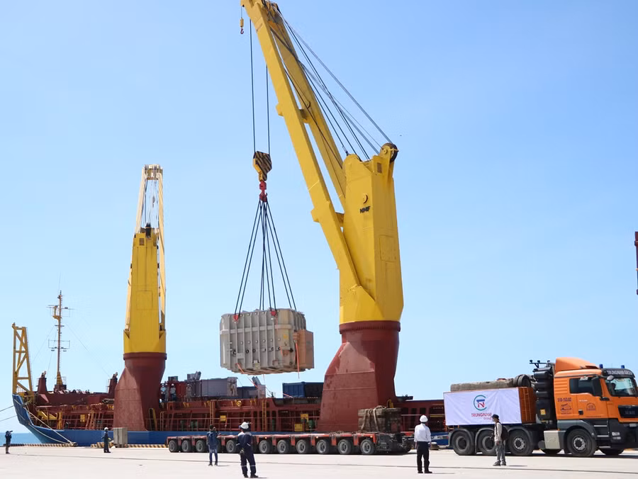 Ninh Thuận: Tiếp nhận hai siêu biến áp là “trái tim” của dự án điện mặt trời ảnh 1