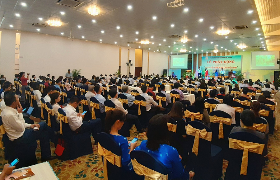 Ninh Thuận: Giảm giá dịch vụ đi tàu đáy kính, tắm lặn xem san hô...