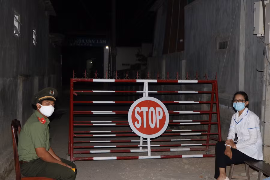 Người dân thôn Văn Lâm 3 vui mừng khi rào chắn cách ly được dỡ bỏ ảnh 1