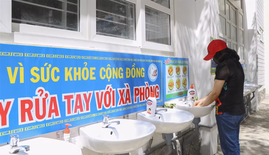 Ninh Thuận: Thầy cô dọn dẹp, khử khuẩn trường lớp để chuẩn bị đón học trò trở lại ảnh 2