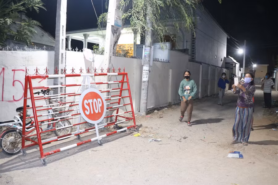 Người dân thôn Văn Lâm 3 vui mừng khi rào chắn cách ly được dỡ bỏ ảnh 6