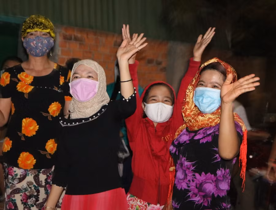 Người dân thôn Văn Lâm 3 vui mừng khi rào chắn cách ly được dỡ bỏ ảnh 13