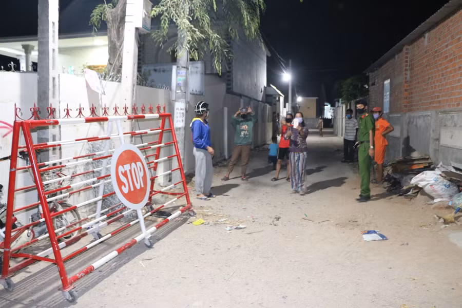 Người dân thôn Văn Lâm 3 vui mừng khi rào chắn cách ly được dỡ bỏ ảnh 3