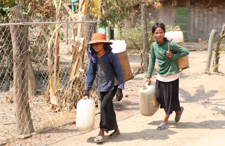 Ninh Thuận: Thầy, cô giáo hối hả dọn ký túc xá làm khu cách ly tập trung