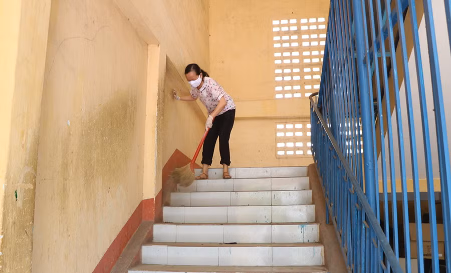 Ninh Thuận: Thầy cô dọn dẹp, khử khuẩn trường lớp để chuẩn bị đón học trò trở lại ảnh 4