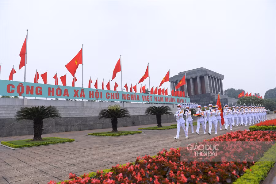 Trang nghiêm lễ thượng cờ trên quảng trường Ba Đình trong buổi sáng 30/4 ảnh 1