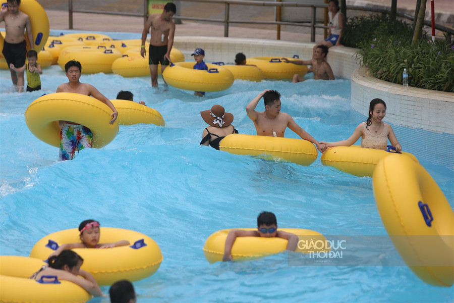 Giới trẻ đổ xô ra công viên nước "giải nhiệt" ngày nắng nóng ảnh 7