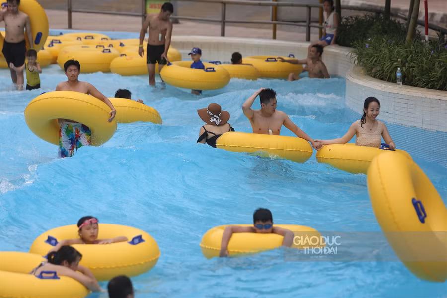 Giới trẻ đổ xô ra công viên nước "giải nhiệt" ngày nắng nóng ảnh 7