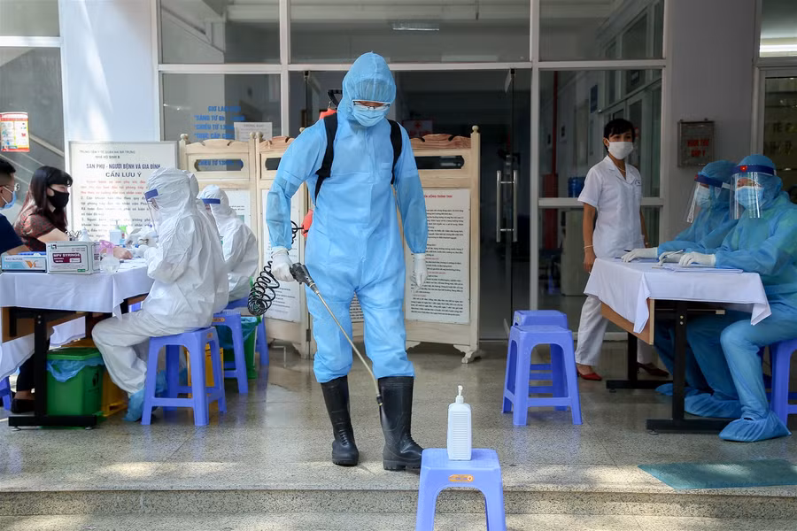 Hà Nội: Tiến hành test nhanh Covid-19 cho những người trở về từ Đà Nẵng ảnh 7