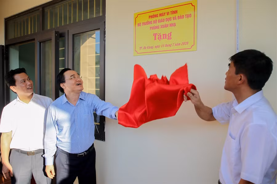 Bộ trưởng Phùng Xuân Nhạ thăm và trao tặng phòng máy vi tính cho trường THPT Lê Hồng Phong ảnh 1