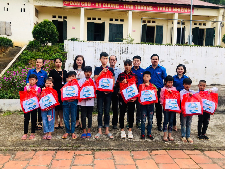 Trao tặng 2.000 đầu sách cho thư viện trường ảnh 5 Trao tặng 2.000 đầu sách cho thư viện trường ảnh 5