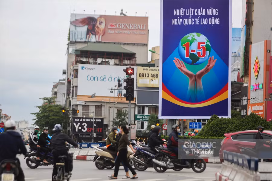 Hà Nội rực rỡ cờ chào mừng các ngày lễ lớn của đất nước ảnh 9