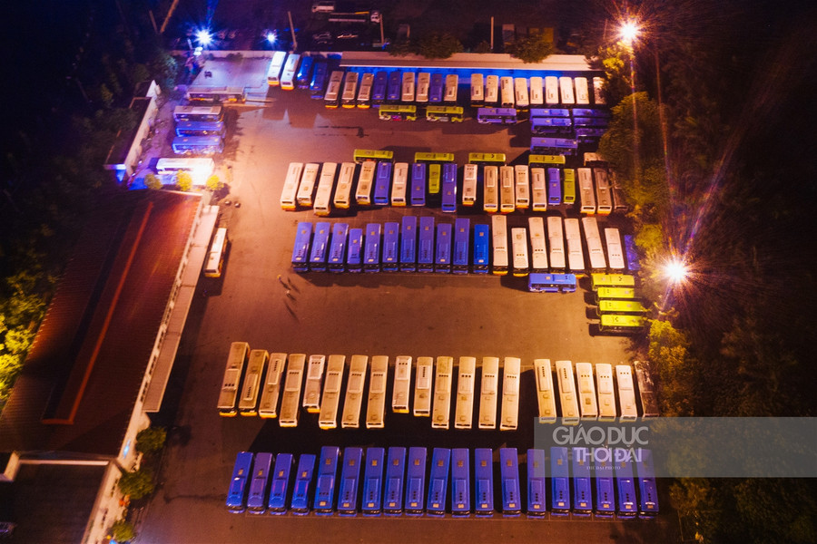 Cận cảnh "tắm" khử khuẩn cho xe buýt ảnh 1