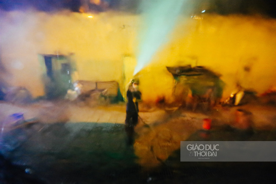 Cận cảnh "tắm" khử khuẩn cho xe buýt ảnh 5