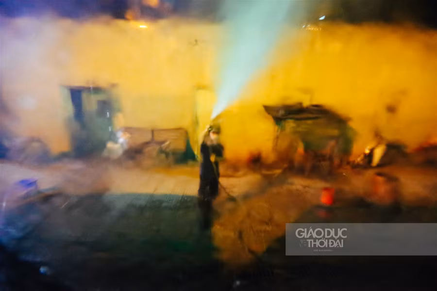 Cận cảnh "tắm" khử khuẩn cho xe buýt ảnh 5