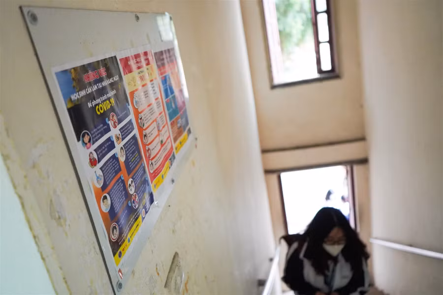 Học sinh Hà Nội háo hức trở lại trường học sau 3 tháng nghỉ phòng, chống Covid-19 ảnh 8