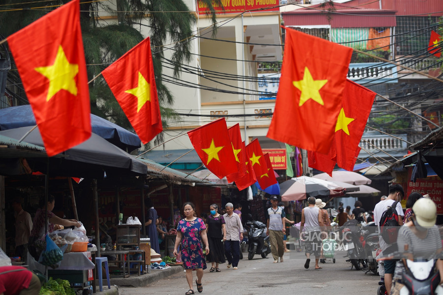 Hà Nội rực rỡ cờ chào mừng các ngày lễ lớn của đất nước ảnh 10