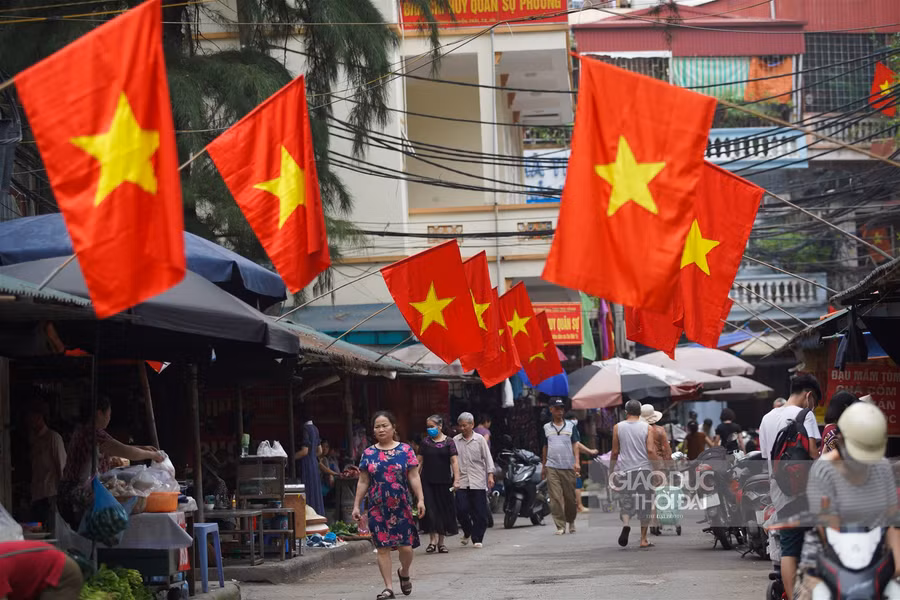 Hà Nội rực rỡ cờ chào mừng các ngày lễ lớn của đất nước ảnh 10
