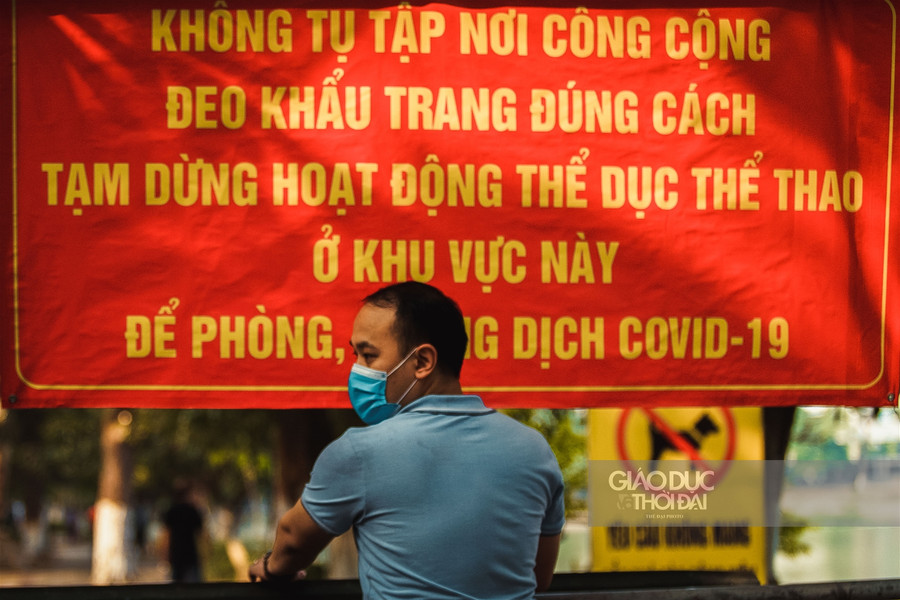 Hà Nội dựng rào chắn, ngăn cấm người đi bộ trong mùa Covid ảnh 4 Hà Nội dựng rào chắn, ngăn cấm người đi bộ trong mùa Covid ảnh 4