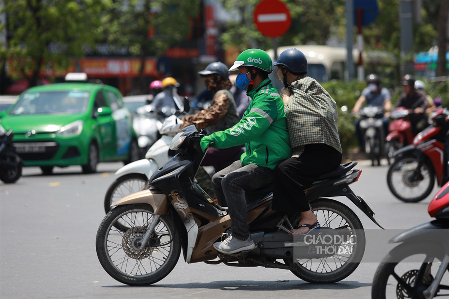 Muôn kiểu chống nắng khi Hà Nội 40 độ C ảnh 4